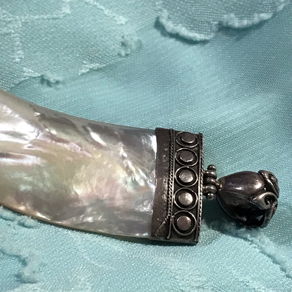 Mother of pearl tooth shaped pendant - Picture 6 of 6